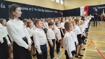 Ponad trzystu uczniów Szkoły Podstawowej nr 2 w Wieluniu wykonało Mazurka Dąbrowskiego